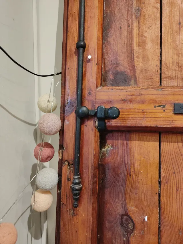 Puerta madera rústica con herrajes