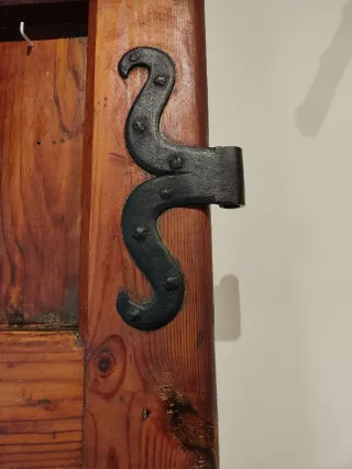 Puerta madera rústica con herrajes