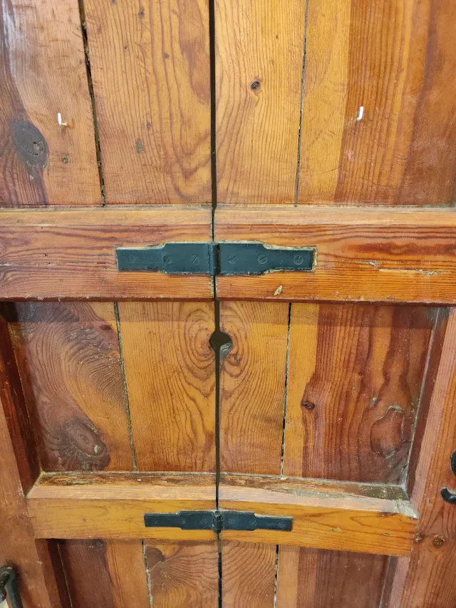 Puerta madera rústica con herrajes
