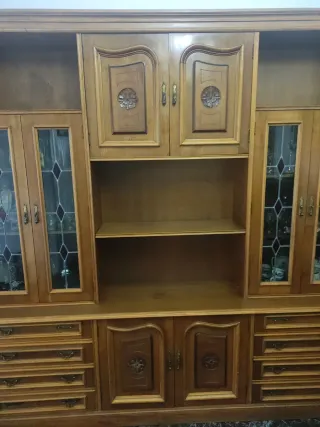 Mueble de comedor de madera y cristal