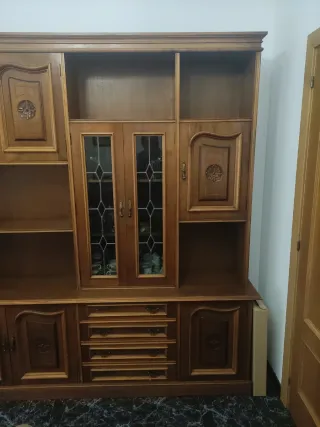 Mueble de comedor de madera y cristal
