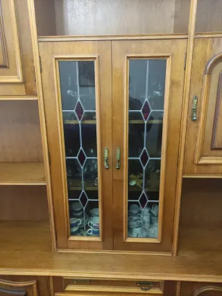 Mueble de comedor de madera y cristal