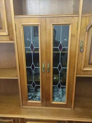 Mueble de comedor de madera y cristal