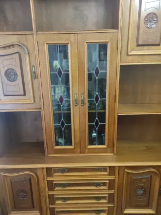 Mueble de comedor de madera y cristal