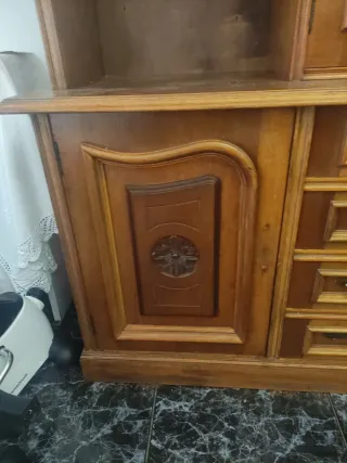 Mueble de comedor de madera y cristal