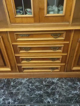 Mueble de comedor de madera y cristal
