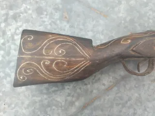 Riproduzione pistola antica decorata cm 41