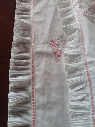 Graziosa Lenzuola con Ricami Floreali