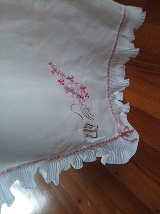 Graziosa Lenzuola con Ricami Floreali