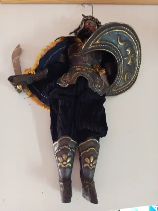 Antigua marioneta guerrero medieval