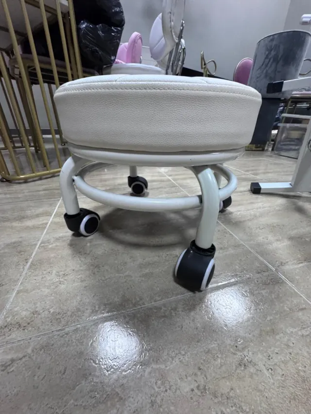 Silla giratoria pequeña con ruedas