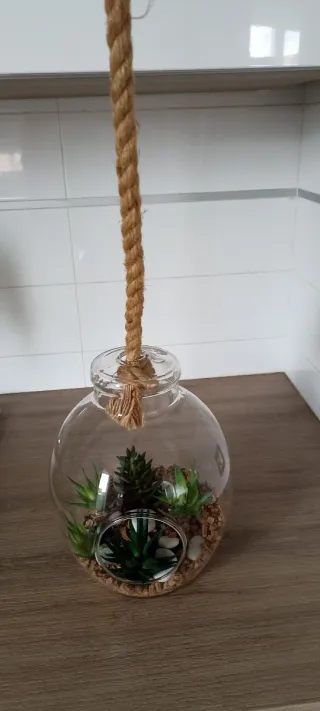 Jarrón colgante con plantas artificiales