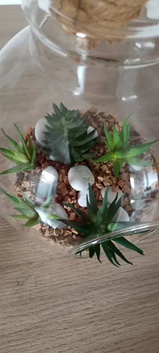 Jarrón colgante con plantas artificiales