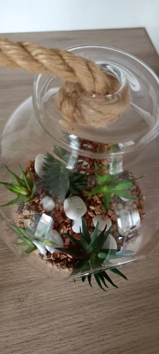 Jarrón colgante con plantas artificiales