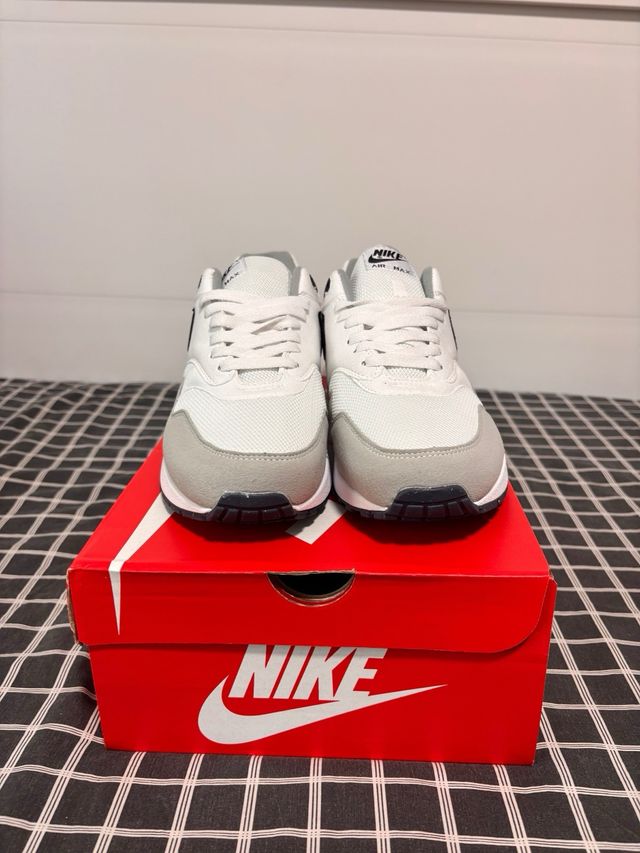 Nike Air Max 1 Gris y Blanco