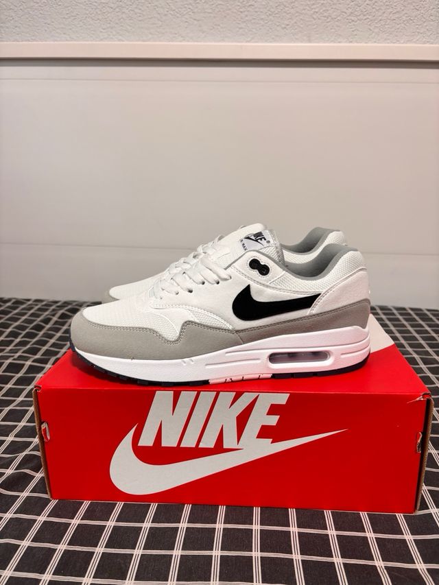 Nike Air Max 1 Gris y Blanco