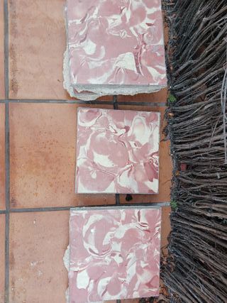 Baldosas hidráulicas rojizas con diseño veteado