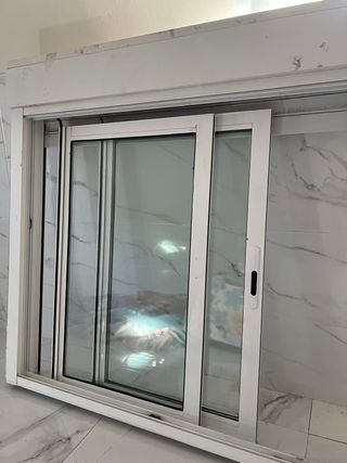 Ventana corredera con persiana