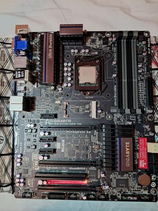 Placa Base GIGABYTE GA-Z77X-UP4 TH