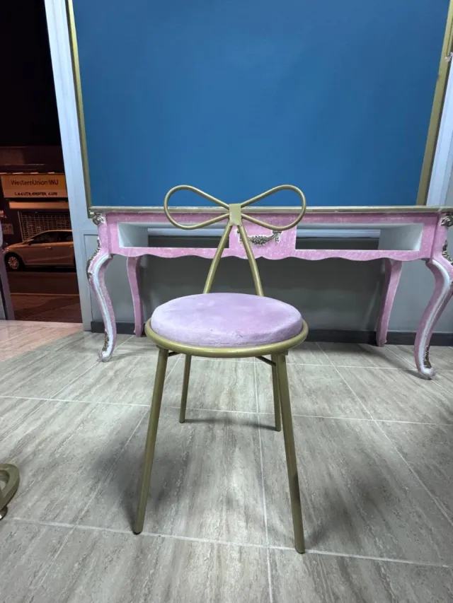 Silla Diseño Moño Dorado y Rosa