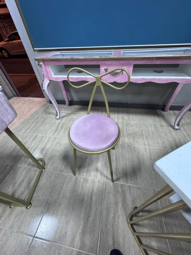 Silla Diseño Moño Dorado y Rosa