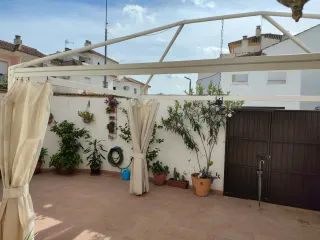 Estructura gazebo o pérgola de jardín con cortinas