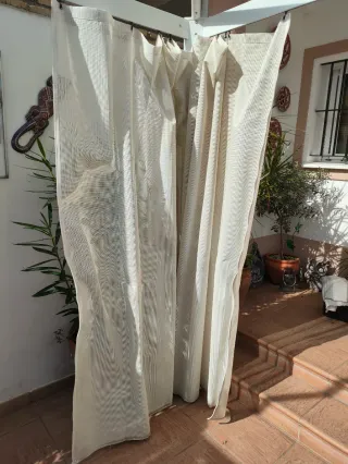 Estructura gazebo o pérgola de jardín con cortinas