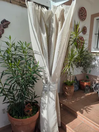 Estructura gazebo o pérgola de jardín con cortinas