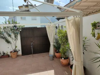 Estructura gazebo o pérgola de jardín con cortinas