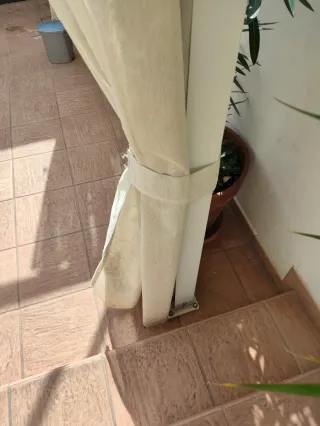 Estructura gazebo o pérgola de jardín con cortinas