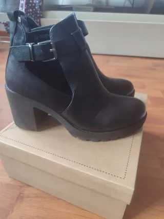 Botines negros con hebillas y plataforma