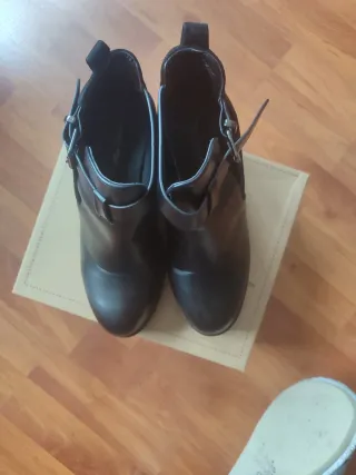 Botines negros con hebillas y plataforma