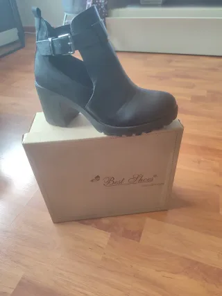 Botines negros con hebillas y plataforma