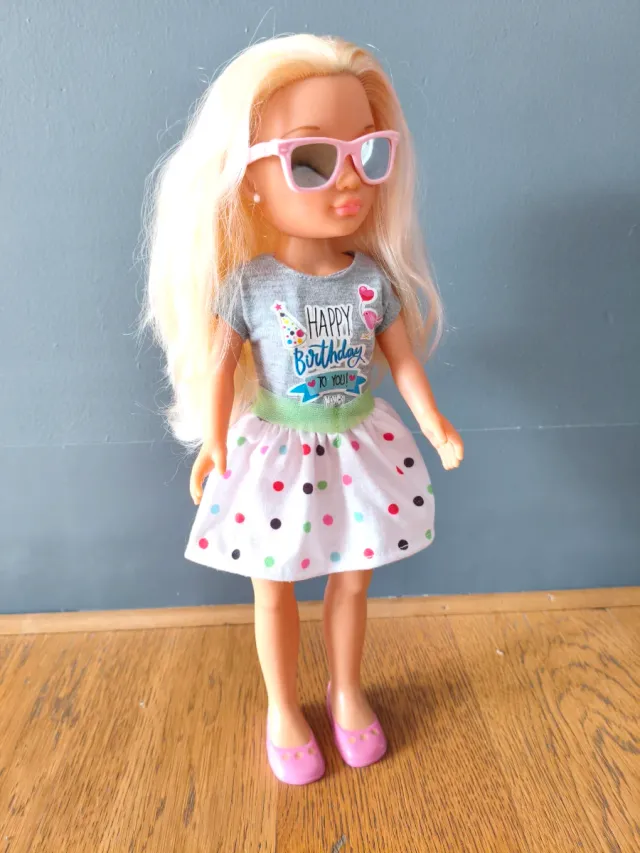 Muñeca Nancy con gafas y falda de lunares