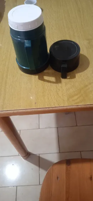 Thermos verde con tapa negra