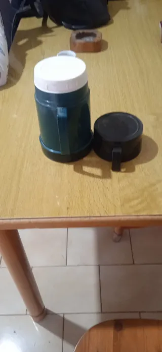Thermos verde con tapa negra