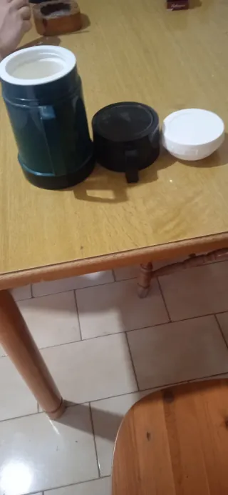 Thermos verde con tapa negra