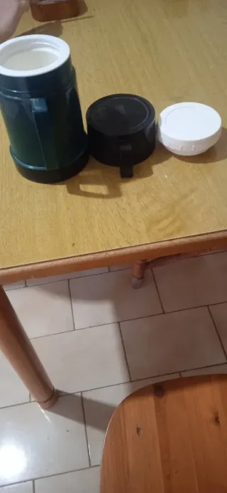 Thermos verde con tapa negra