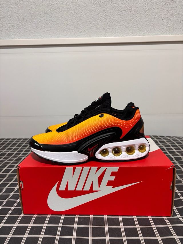 Nike Air Max DN Naranja y Negro
