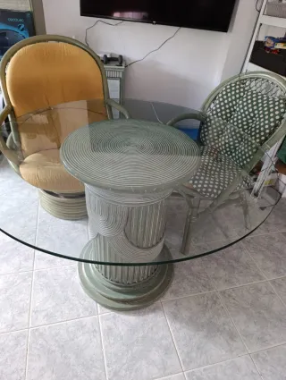 Conjunto mesas mimbre y cristal