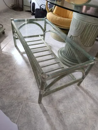 Conjunto mesas mimbre y cristal