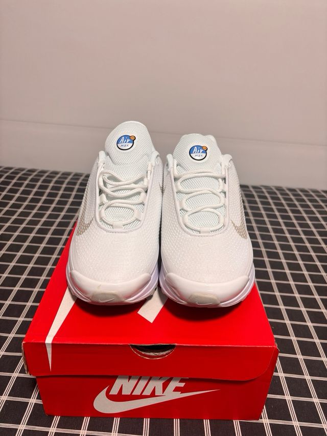 Nike Air Max DN Blanco y Dorado