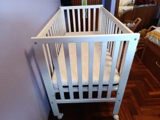 Cuna blanca con colchón y todos los accesorios