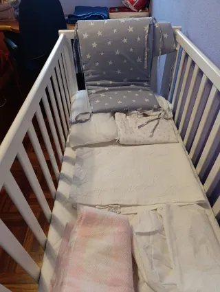 Cuna blanca con colchón y todos los accesorios