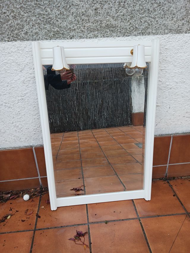 Espejo de baño con apliques dorados