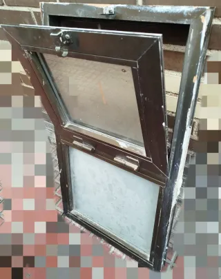 Ventana abatible de aluminio