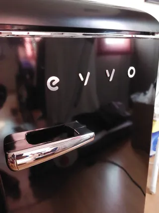 Frigorífico compacto Retro Evvo Negro