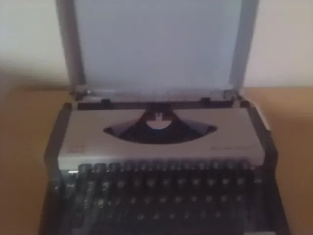 Máquina de escribir AEG Olympia Traveller