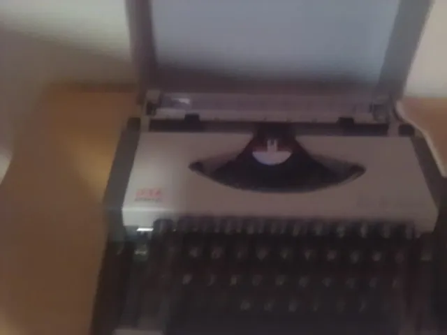 Máquina de escribir AEG Olympia Traveller