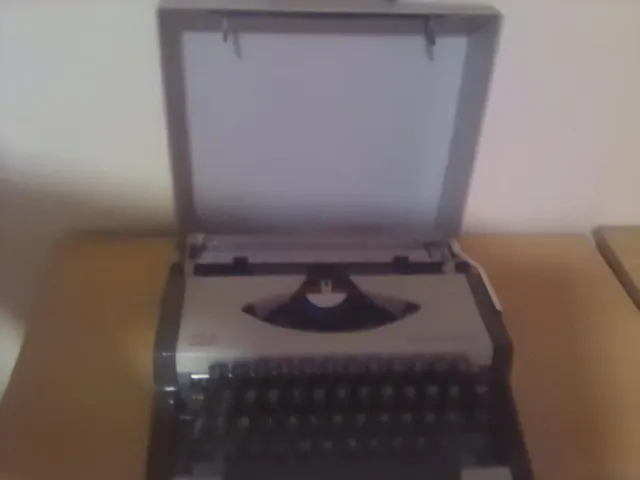 Máquina de escribir AEG Olympia Traveller